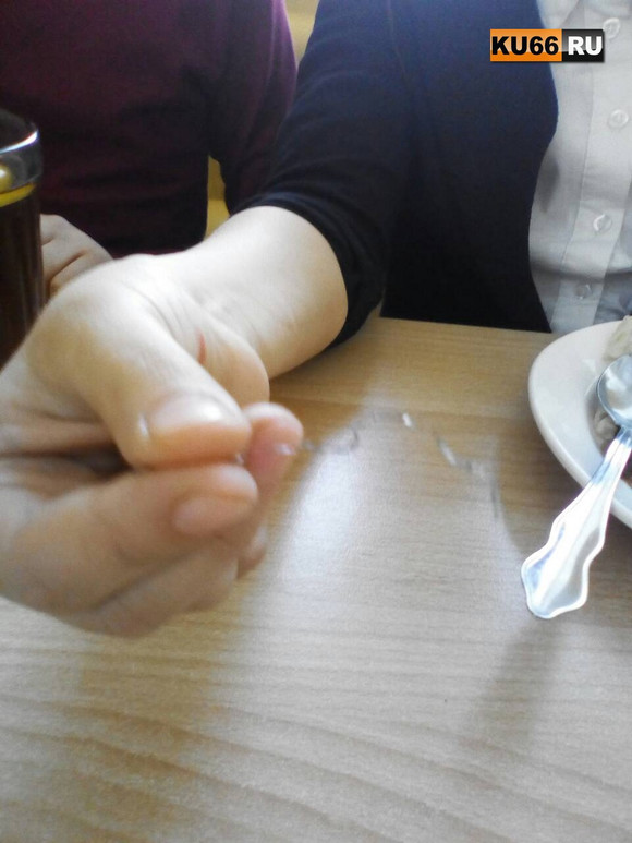 «Проволока и зубочистки в булочках… Возмутительно!» Родители пожаловались на работу столовой в одной из школ Каменска-Уральского. ФОТО