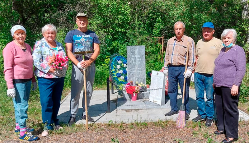 Ветераны полиции приехали на кладбище в пос. Ленинском Каменска-Уральского, чтобы убраться у памятника погибших в госпитале красноармейцам