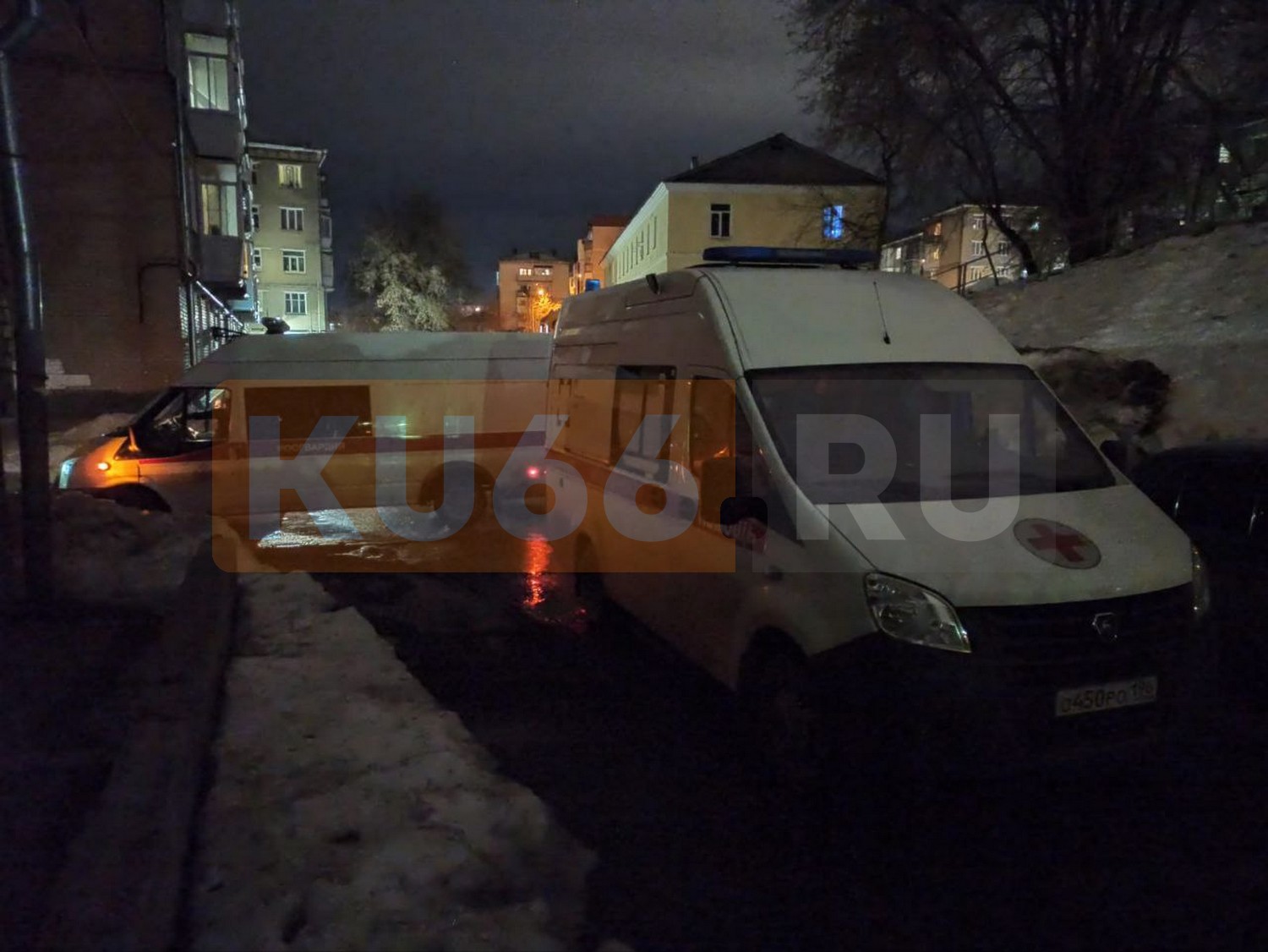 В Каменске-Уральском жителей дома эвакуировали из-за обнаруженной на чердаке гранаты. Видео | На Урале рабочие во время ремонта чердака жилого дома обнаружили гранату