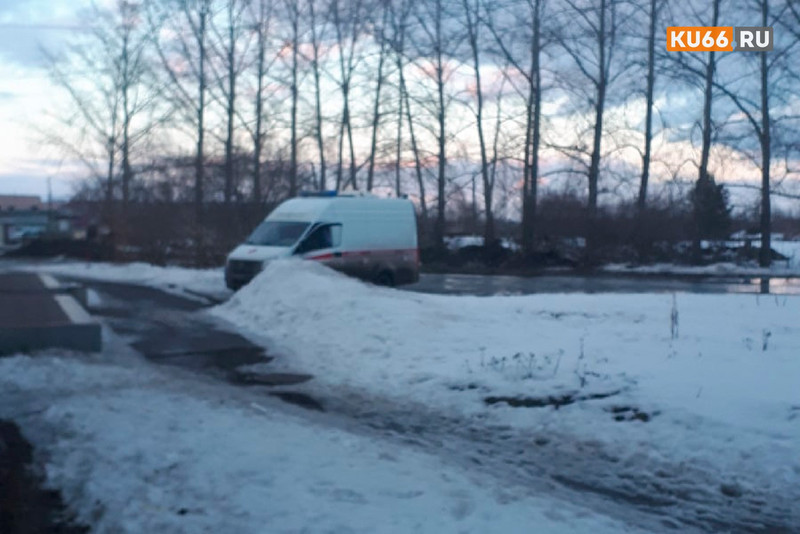 «Ничего не помню». С пятого этажа дома по ул. Лермонтова в Каменске-Уральском выпал мужчина. Был пьян — возможно, это и спасло ему жизнь