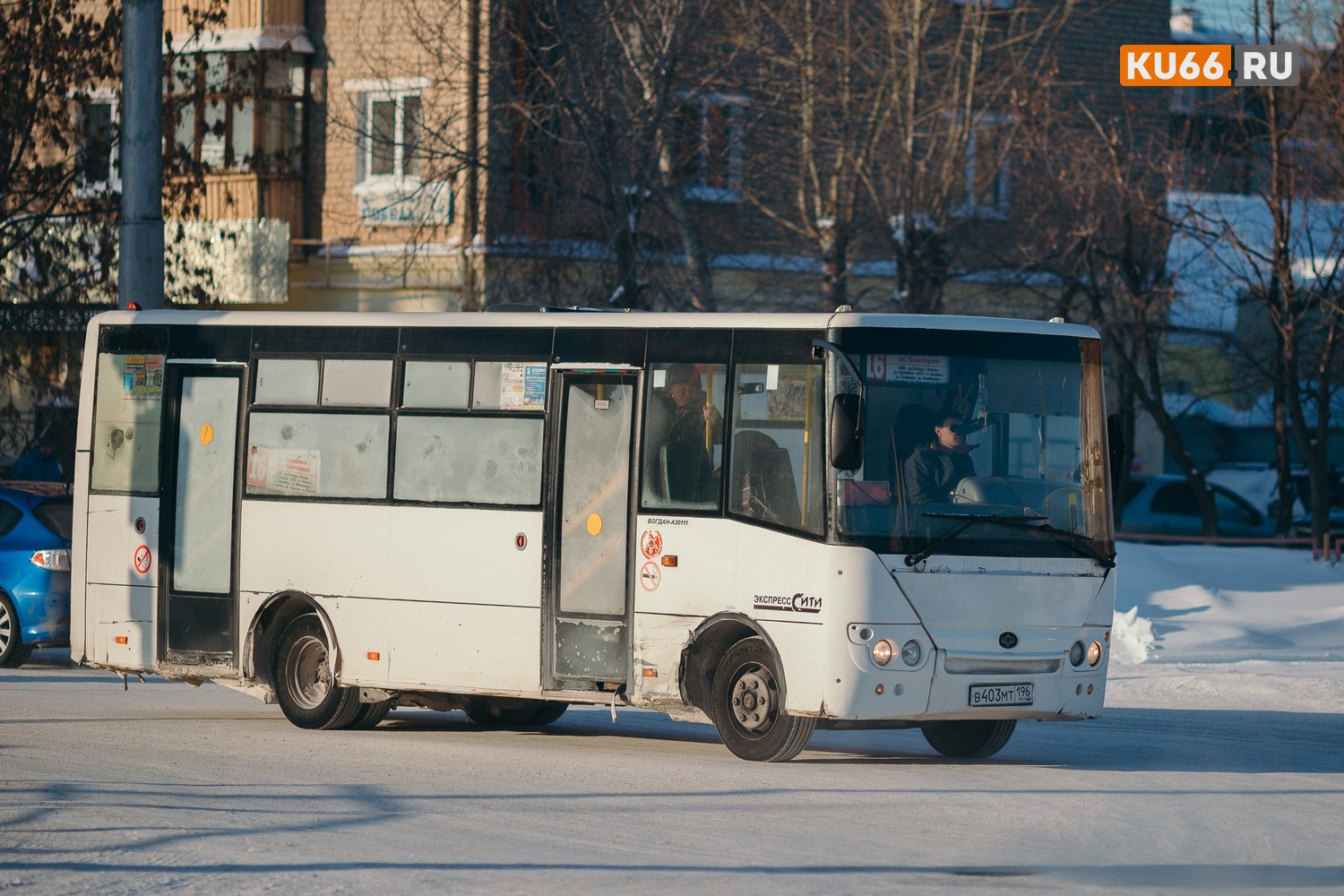 «Простоял 40 минут, ни одного 16-го автобуса!»: в Каменске пассажиры в метель морозились на остановке. Кто-то плюнул и уехал на такси...