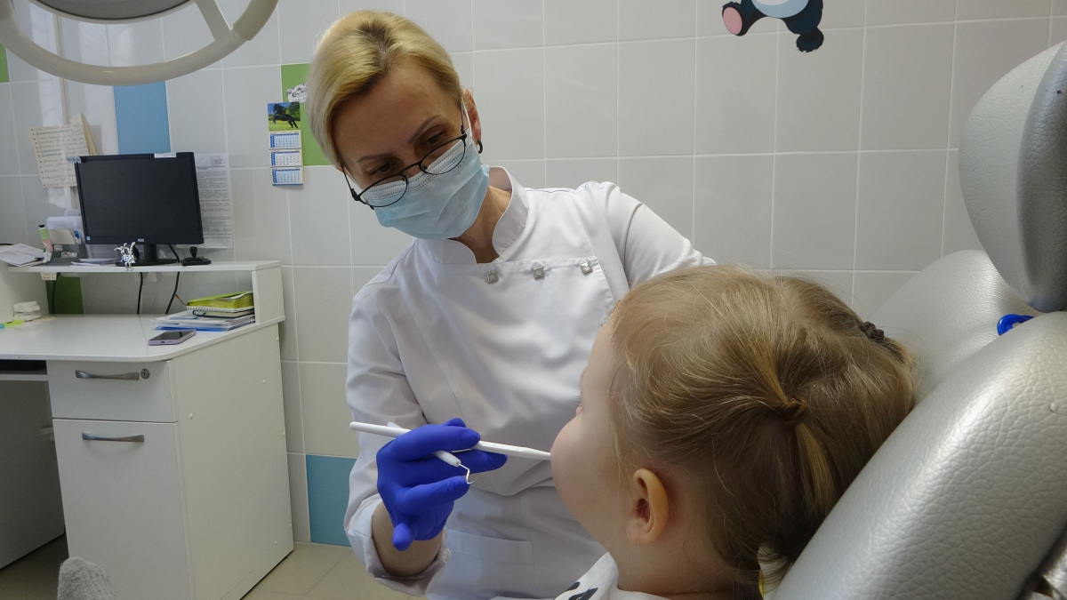 Молочные зубы у детей нужно лечить — иначе постоянные вырастут кривыми и испортится прикус | Зачем лечить молочные зубы у детей — объясняет стоматолог