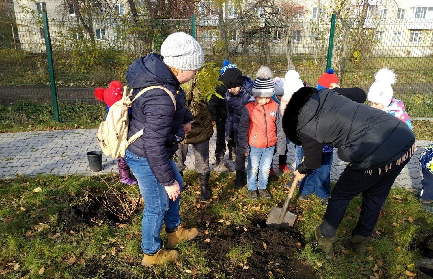 Детсад в Каменске воплотил в жизнь «зеленые» мечты – вместе с детьми и родителями воспитатели высадили 90 кустарников. Весной продолжат!