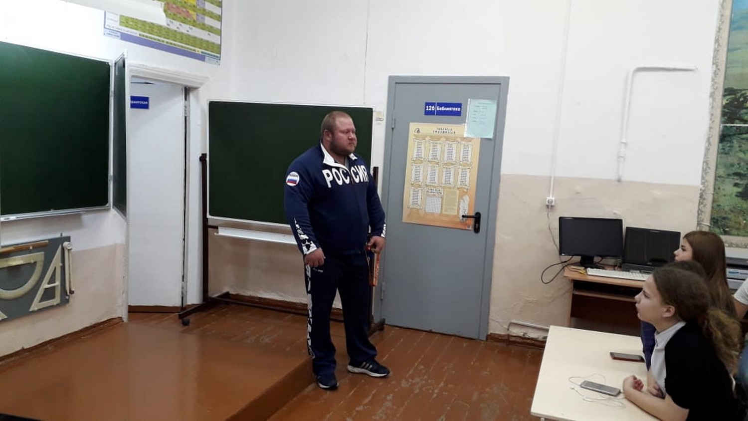 Чемпион мира Николай Пышминцев пришел в школу в Каменске-Уральском, чтобы рассказать ребятам, что помогает прийти к успеху