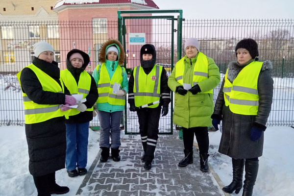 Родители малышей из детсада №83 совместно с сотрудниками ГИБДД провели профилактический рейд «Родительский патруль»