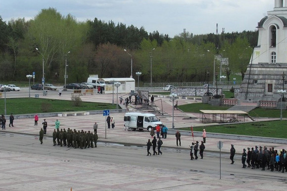 «Был очень сильный порыв». Шквалистый ветер сломал конструкции Стены Памяти в Каменске-Уральском, а часть домов оставил без света