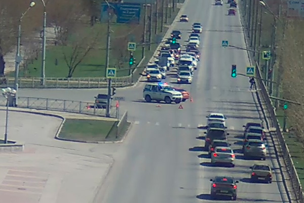 В центре Каменска-Уральского две легковушки не поделили дорогу и столкнулись. ВИДЕО