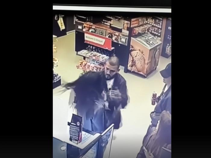 «Не понравился отказ»: свердловчанин ударил девушку за отказ знакомиться и отправился в спецприемник | В Екатеринбурге парня арестовали на 15 суток за избиение девушки на заправке