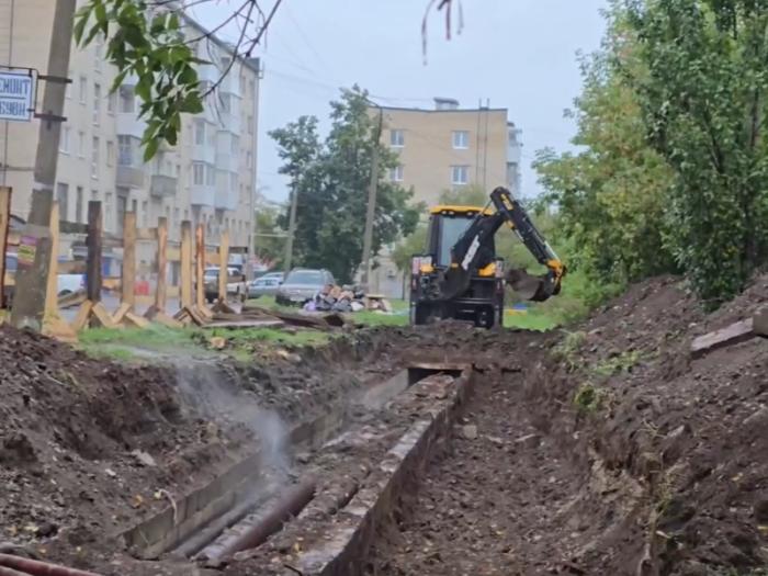 Тесно, но необходимо: как в Каменске-Уральском чинят теплосеть через подвалы домов | В Каменске-Уральском на Алюминиевой, 78, начался ремонт теплосети — работы затронут 28 и 29 кварталы