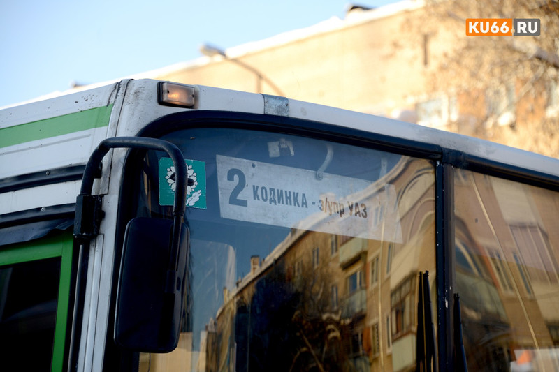 «Стоим по 30-40 минут». В Каменске-Уральском сотрудники предприятий с непрерывным производством страдают из-за нехватки транспорта