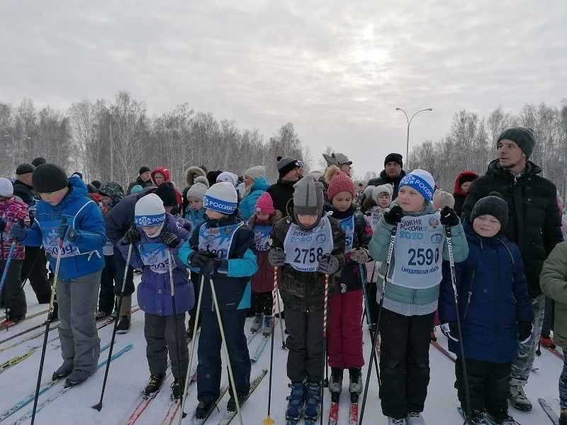 Масс-старт стал самым зрелищным: как жители Каменска-Уральского в «Березовой роще» участвовали в «Лыжне России», собравшей 3000 горожан Масс-старт стал самым зрелищным: как жители Каменска-Уральского в «Березовой роще» участвовали в «Лыжне России», собравшей 3000 горожан