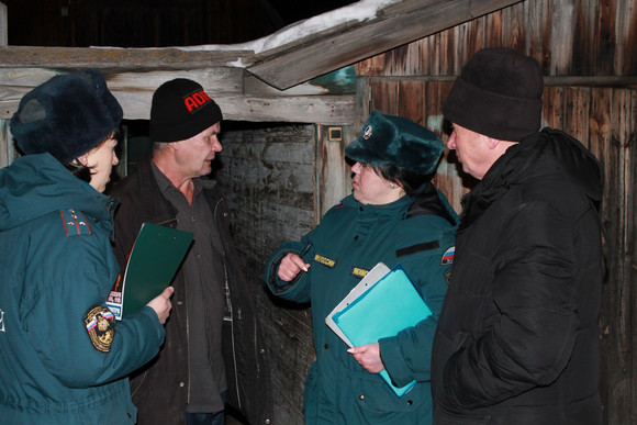 Огнеборцы Каменска-Уральского стучали в двери к деревенским жителям – те захламляют дворы и всерьез не воспринимают опасность пожара Огнеборцы Каменска-Уральского стучали в двери к деревенским жителям – те захламляют дворы и всерьез не воспринимают опасность пожара