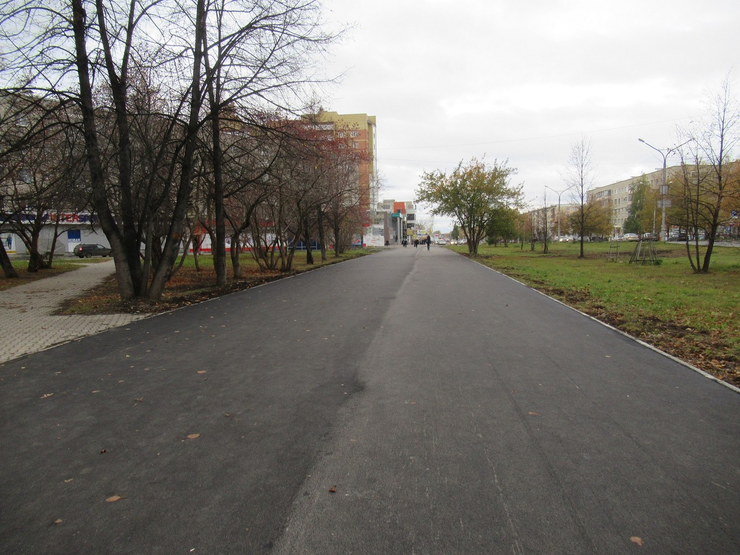 На пр. Победы в Каменске-Уральском идет ремонт тротуаров в рамках госпрограммы, а частник благоустраивает территорию у нового ТЦ