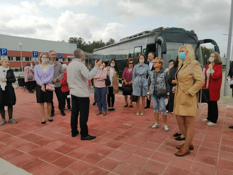 Гости из городов Южного округа Свердловской области знакомятся с Каменском-Уральским: ездят по дворам и благоустроенным территориям
