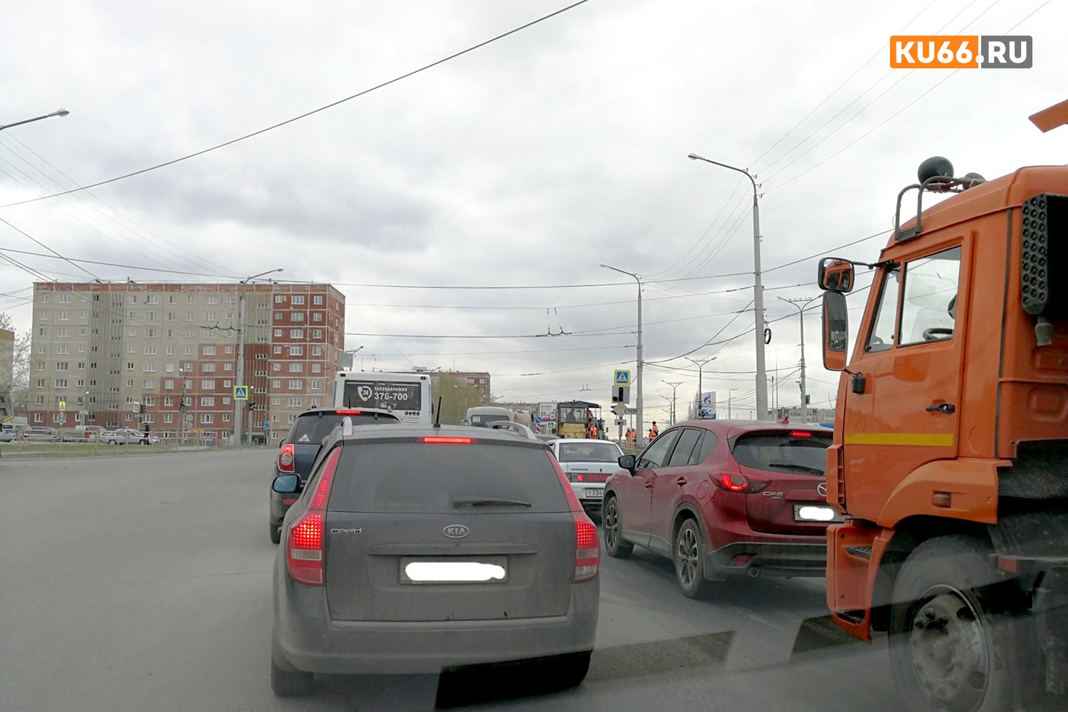 Осторожно, затруднение в движении! Сразу на двух оживленных перекрестках в Каменске-Уральском погасли светофоры. Здесь идет ремонт дороги
