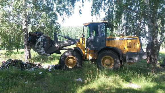 Одни гадят, другие убирают... С поляны у двух любимейших достопримечательностей под Каменском-Уральским вывезли 50 тонн мусора