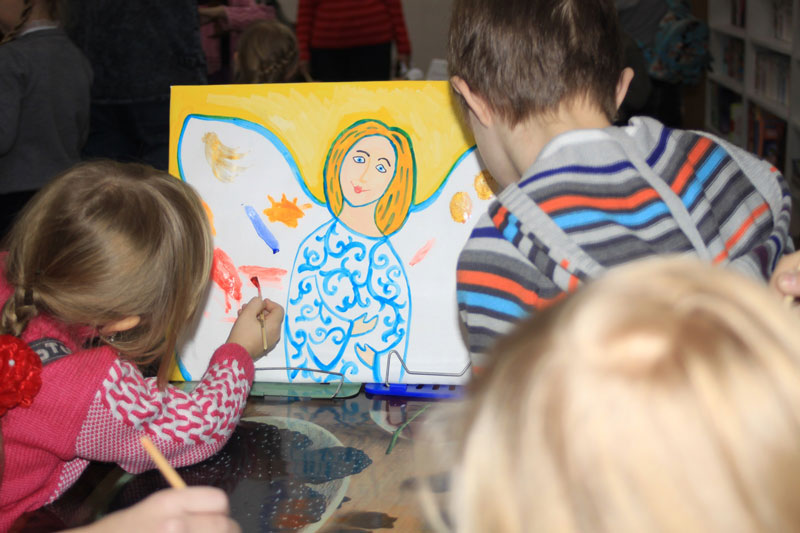 Под крышей библиотеки в Каменске-Уральском собрались желающие поговорить об ангелах. Международную выставку открыл вице-мэр