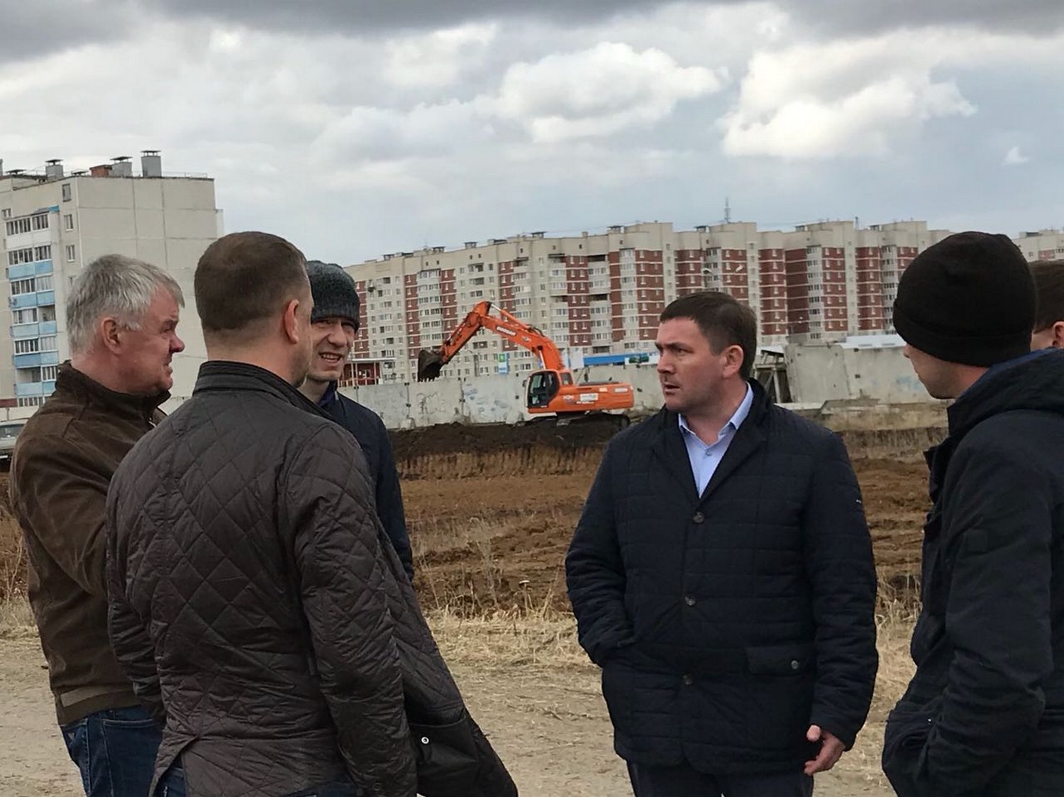Мэр Шмыков приехал на место строительства новой школы в Каменске-Уральском и погрозил рабочим, мол, сроки надо строго соблюдать