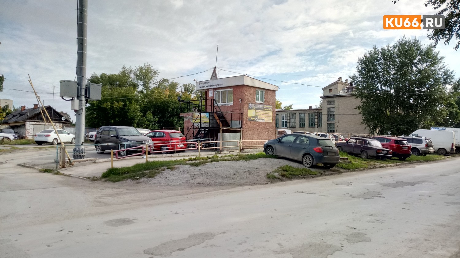 Ищите, где парковаться. Чиновники и приставы Каменска-Уральского во вторник будут сносить автостоянку на углу Добролюбова и Парковой Ищите, где парковаться. Чиновники и приставы Каменска-Уральского во вторник будут сносить автостоянку на углу Добролюбова и Парковой