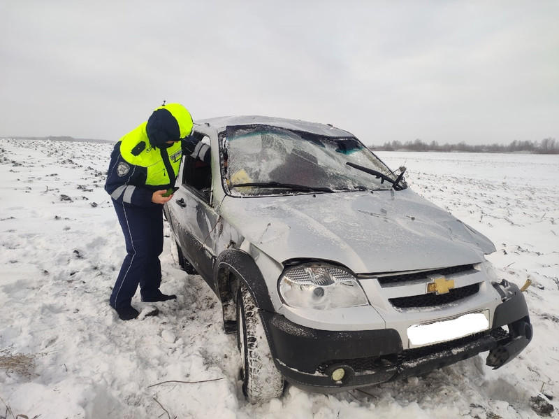 В Каменске-Уральском ГИБДД разбирается в причинах и обстоятельствах ДТП, в результате которого пострадали два человека