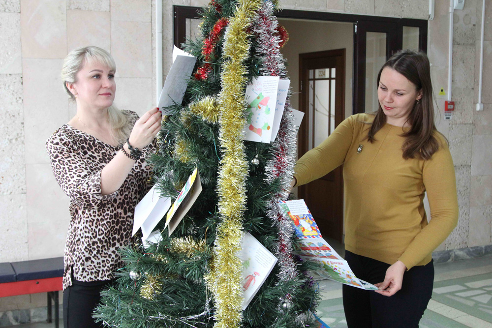 Хотите помочь детям не на словах, а на деле? В Каменске-Уральском стартовала благотворительная акция, где каждый может стать Дедом Морозом