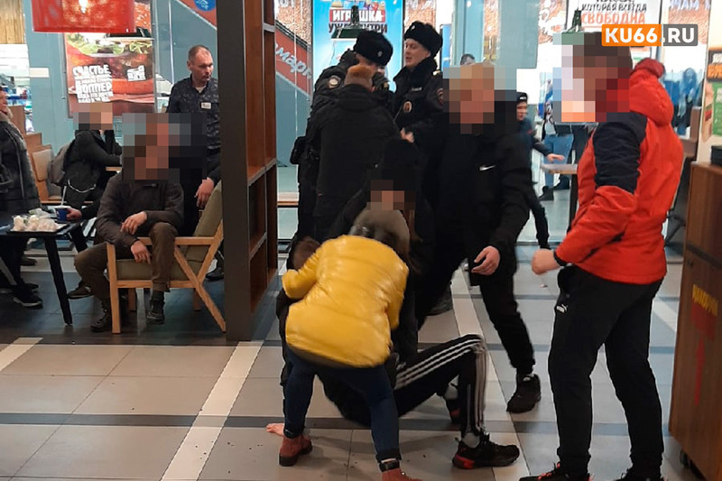 «Приехал отряд, стали забирать главного дебошира». Конфликт в ТЦ «Каменск-Сити-Молл» с пьяными подростками. Приехали три экипажа полиции
