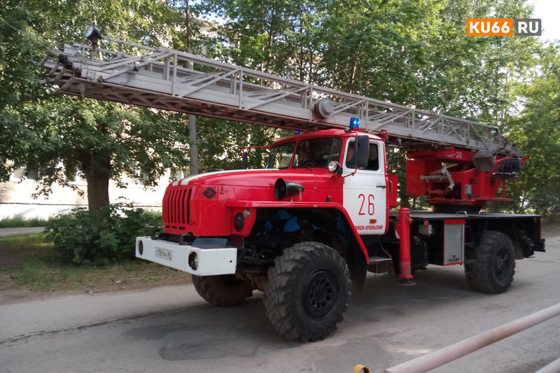 В последние пару дней в Каменске-Уральском горела кровля пятиэтажки и автомобиль узбекского производства, а в селе Колчедан полыхал сарай В последние пару дней в Каменске-Уральском горела кровля пятиэтажки и автомобиль узбекского производства, а в селе Колчедан полыхал сарай
