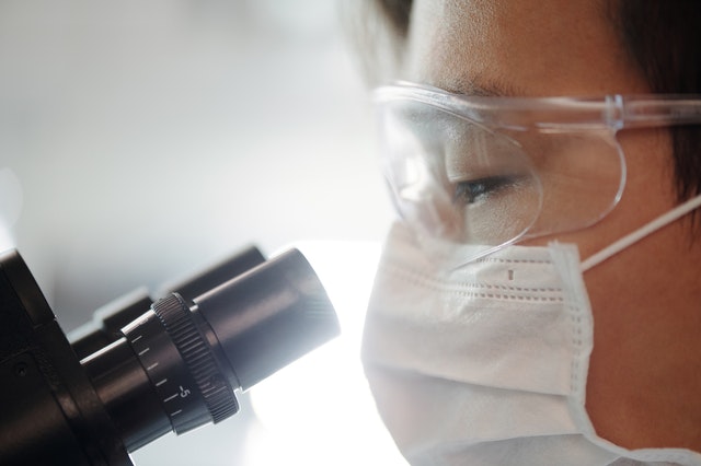 Вирусолог заявил об искусственном происхождении омикрон-штамма коронавируса