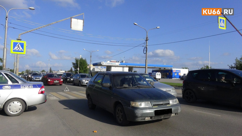 Водитель ВАЗа на пешеходнике по ул. Ленина в Каменске-Уральском сбил 12-летнего мальчишку на самокате — ребенка увезли в хирургию с травмами