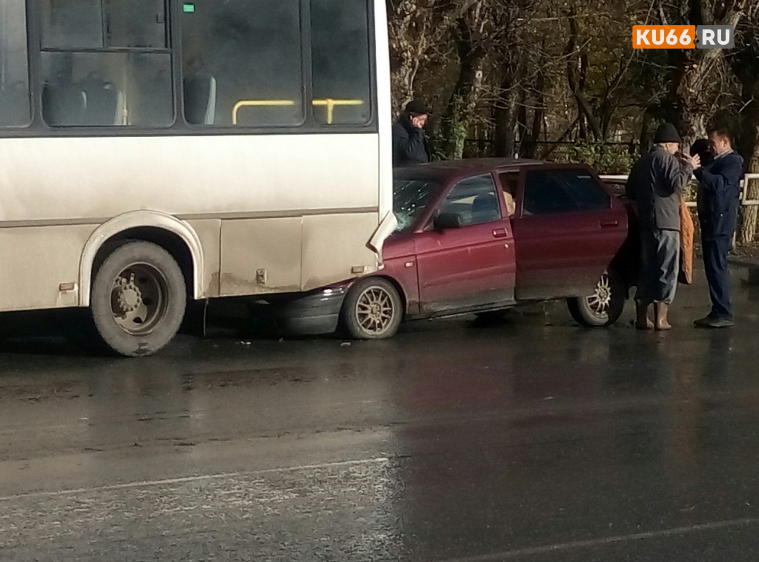 В Каменске-Уральском иномарка протаранила ВАЗ – тот по инерции влетел в автобус. На сей раз, к счастью, обошлось...