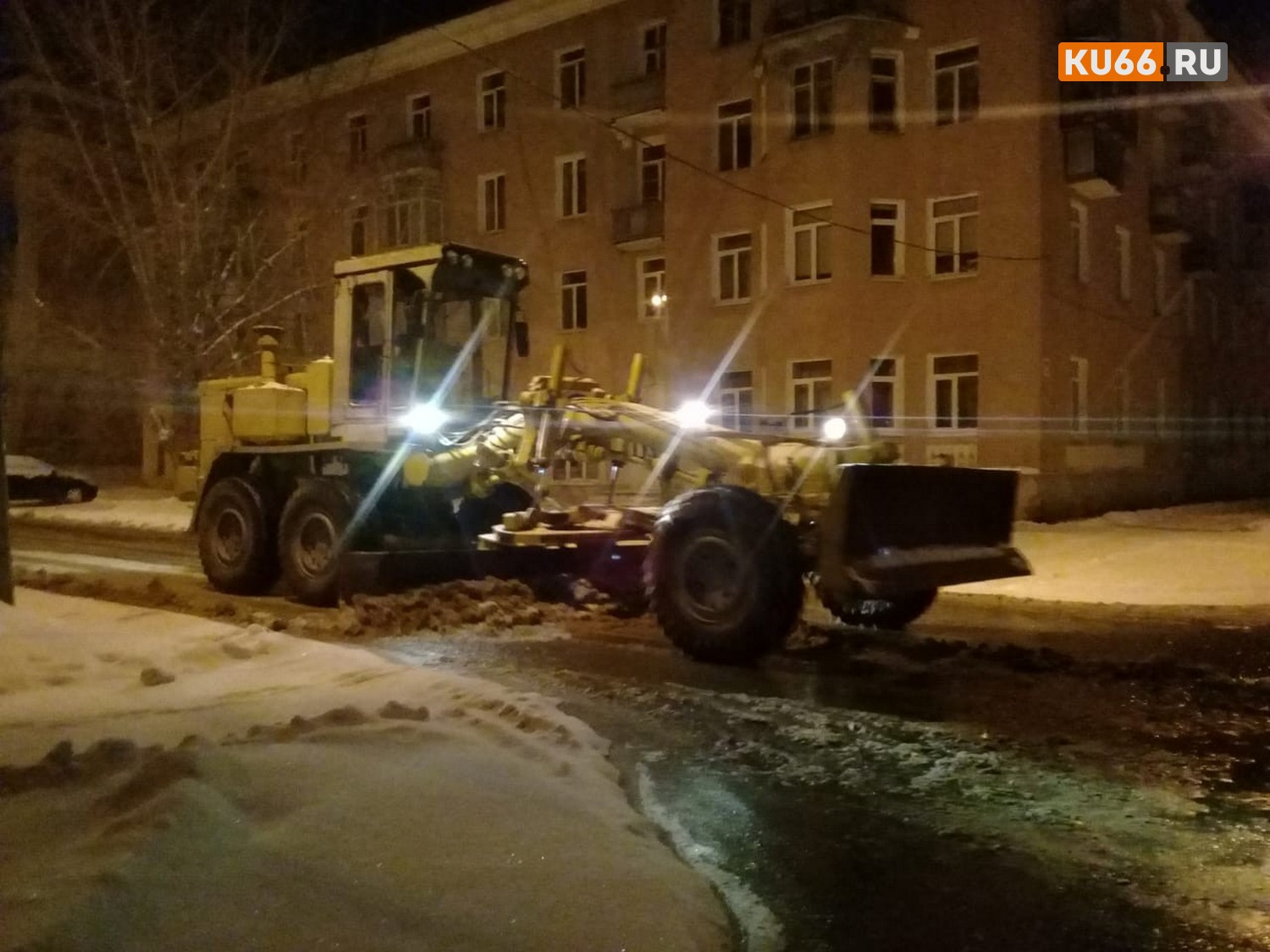 Зима в Каменске-Уральском началась с коммунальной аварии: на ул. Алюминиевая у фонтана лопнул водовод. «Проехать было нереально...»