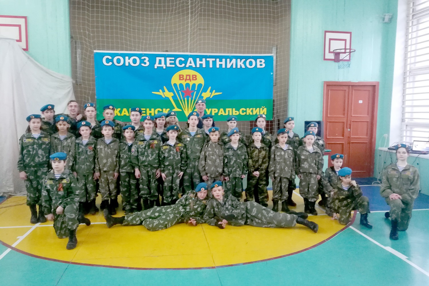 Кадеты ВПК «Крылатая Гвардия» приняли присягу в Каменске-Уральском. Впереди — прыжки с вышки, а у тех, кто постарше — с самолета