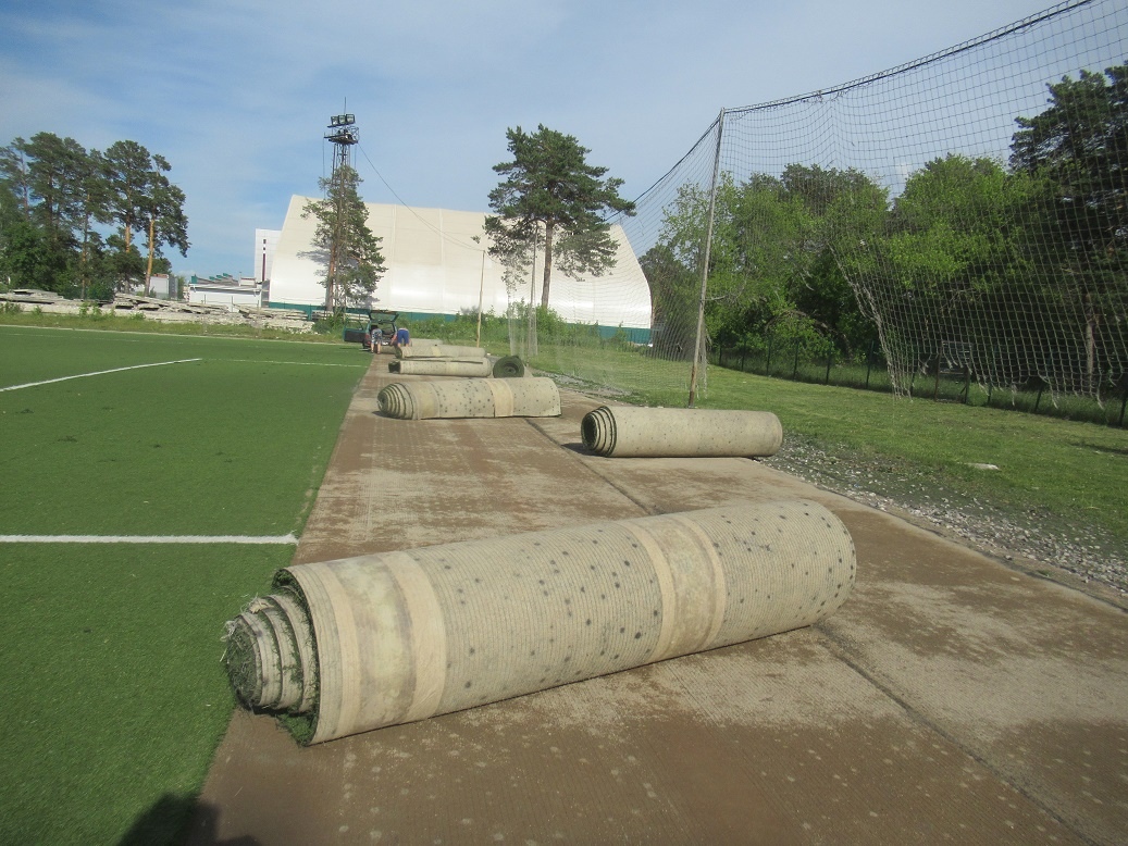 Через месяц спортсмены смогут заниматься на обновленном футбольном поле стадиона «Космос» в Каменске-Уральском - идет реконструкция!