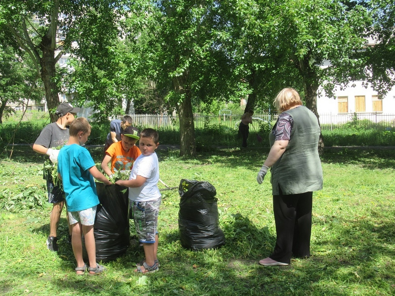 Как это было: жители вышли, чтобы навести порядок у фонтана «Слоненок» в Каменске-Уральском. Набрали шесть кубов мусора