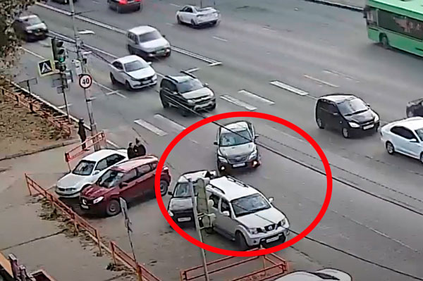 Накануне в Каменске-Уральском на перекрестке столкнулись три автомобиля. ВИДЕО