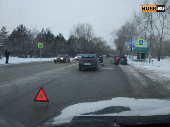 Отечественный ВАЗ поцеловал в бампер «француза» на улице Ленина в Каменске-Уральском. Причина стара как мир – несоблюдение дистанции. ФОТО