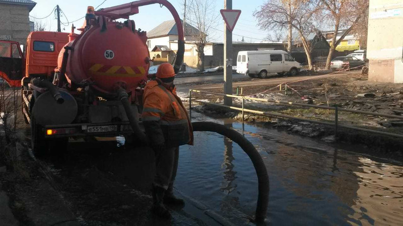 С улиц Каменска-Уральского откачивают талую воду
