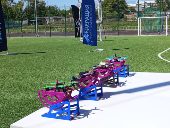 Впервые в Каменске-Уральском прошли гонки дронов — за кубок боролись лучшие пилоты Свердловской области | В Каменске-Уральском прошли первые гонки дронов