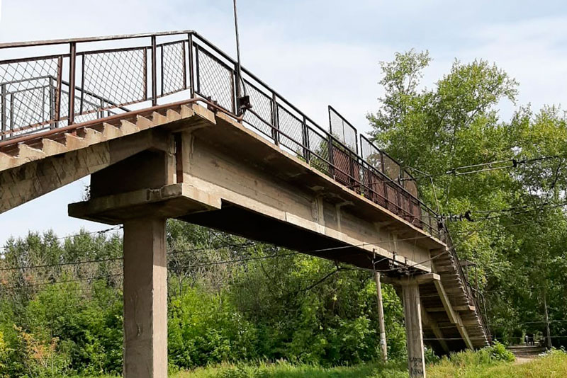 Только травмирование и гибель людей из-за устаревшего моста над железной дорогой в Каменске-Уральском заставили чиновников задуматься... Только травмирование и гибель людей из-за устаревшего моста над железной дорогой в Каменске-Уральском заставили чиновников задуматься...