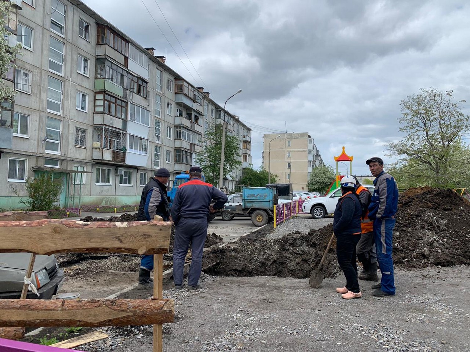 Несколько домов в Каменске-Уральском в субботу остались без горячей воды — ремонтники прибыли на устранение, но причину пока не выяснили