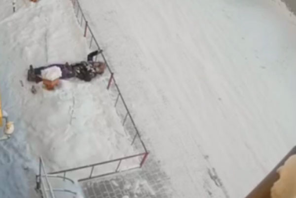 Жительница Якутска выпала с восьмого этажа, поднялась домой и вызвала себе скорую