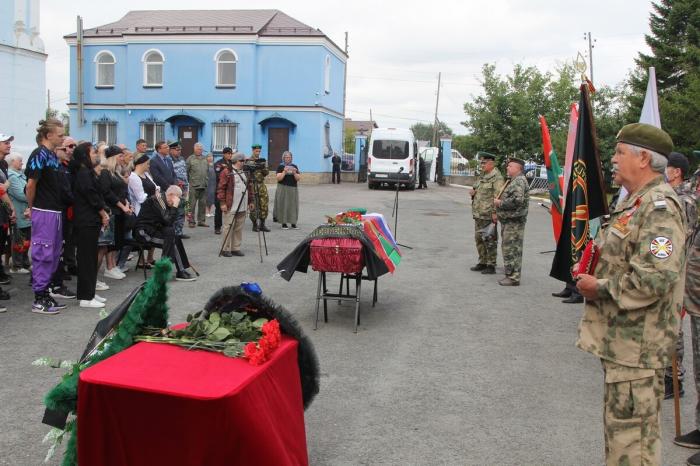 «Отдали самое дорогое — жизнь»: погибших участников СВО проводили в последний путь в Каменске-Уральском | Погибших участников СВО проводили в последний путь в Каменске-Уральском