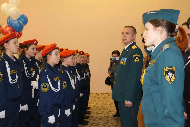 Каждый день для них будет особенный. В ряды кадетов в каменской школе торжественно приняли 30 новых учеников — им даже выдали удостоверения!