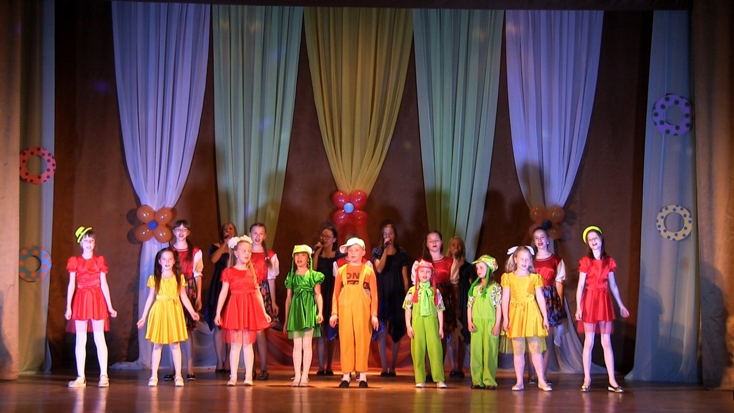 «Чтобы знали, для чего трудятся». «Потрясающе талантливые дети» выступили с отчетным концертом перед родителями и гостями в Каменске