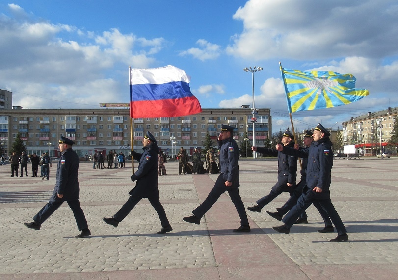 Первая репетиция в последний день апреля. В Каменске-Уральском начали готовиться к параду Победы: маршировали кадеты, летчики и кинологи