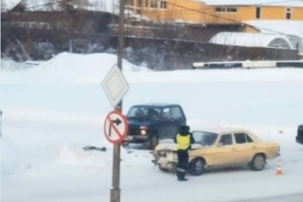 Водитель на Ладе протаранил Mercedes-Benz на перекрестке ул. Пушкина и Мичурина в Каменске-Уральском. Пострадавших нет, но железо помято