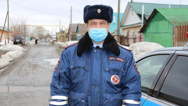 Как полицейский из Каменска-Уральского спас старичков из пожара в селе в Челябинской области, а его родные на время приютили погорельцев