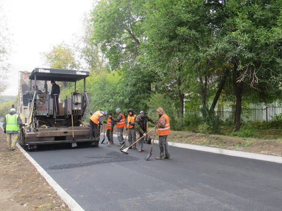 Последние штрихи: дорожники ловят моменты между дождями, чтобы успеть с ремонтами городских улиц в Каменске — трудятся даже по ночам