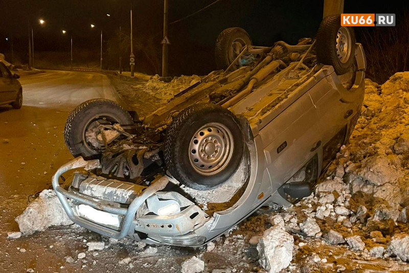 Мчался и не учитывал погодные условия: ночью водитель Chevrolet Niva, выезжая с кольца на ул. Суворова в Каменске, перевернул автомобиль