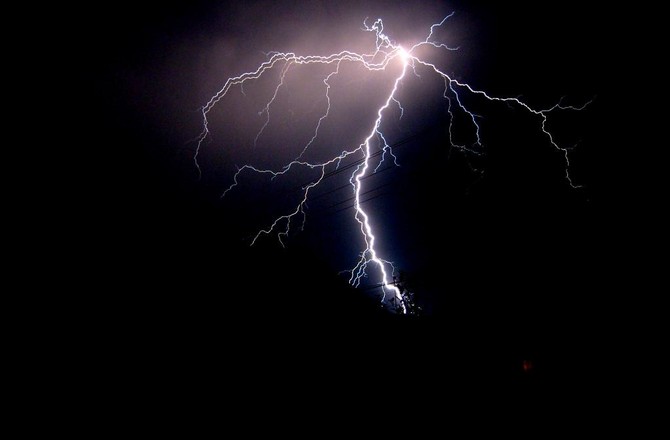 Ученые посоветовали не принимать ванну и не мыть посуду во время грозы